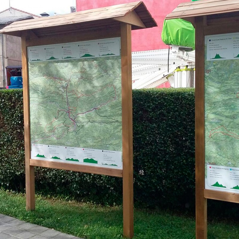 Cartellera de fusta amb teulada